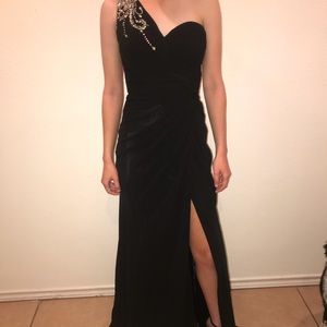 Prom is right around the corner 😏